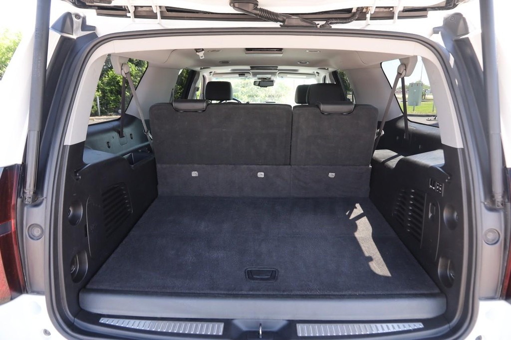 Chevrolet Suburban Vehicle Full-screen Gallery Image 6