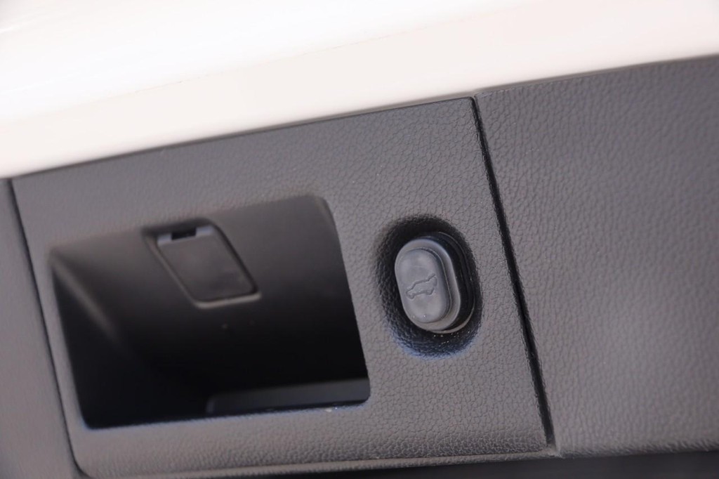 Chevrolet Suburban Vehicle Full-screen Gallery Image 7