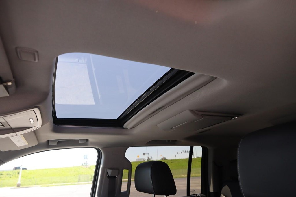 Chevrolet Suburban Vehicle Full-screen Gallery Image 8