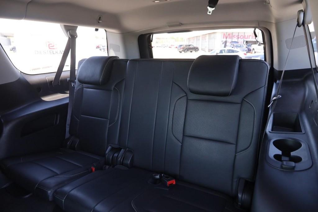 Chevrolet Suburban Vehicle Full-screen Gallery Image 10