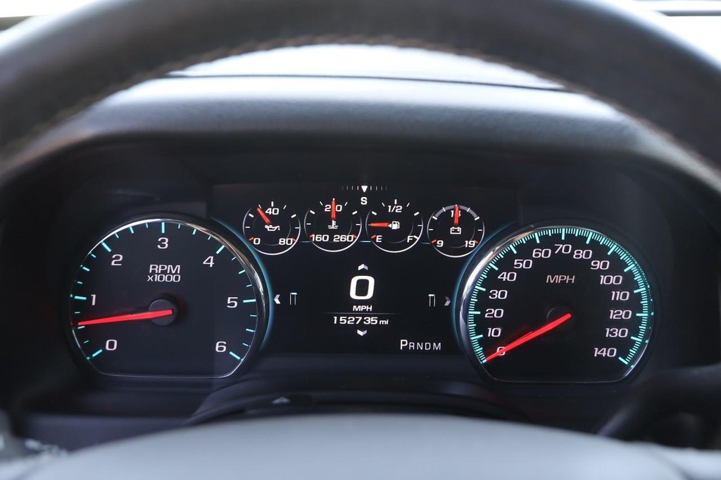 Chevrolet Suburban Vehicle Full-screen Gallery Image 15