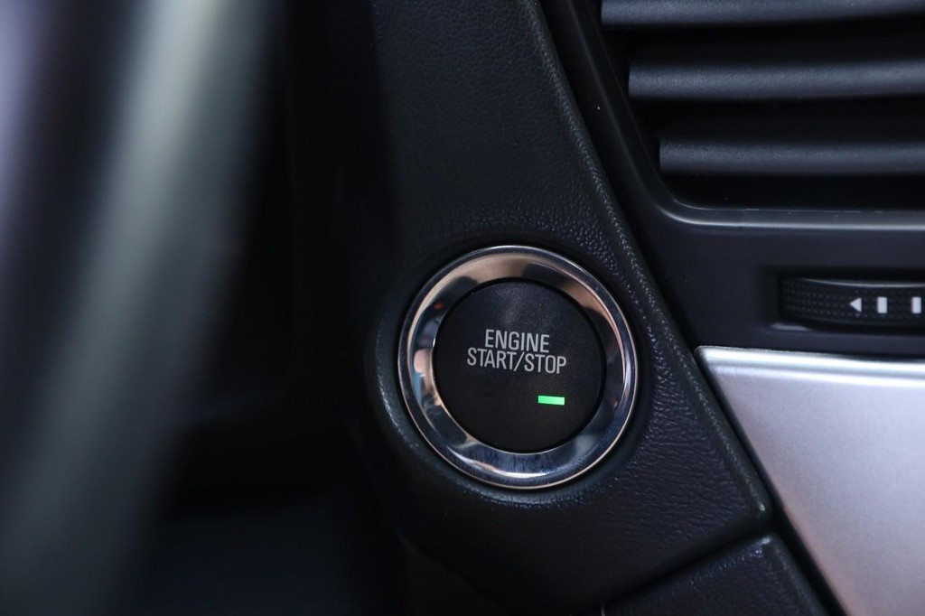 Chevrolet Suburban Vehicle Full-screen Gallery Image 16