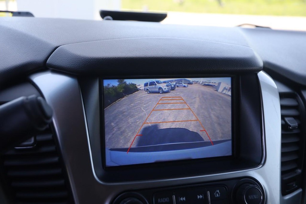 Chevrolet Suburban Vehicle Full-screen Gallery Image 19