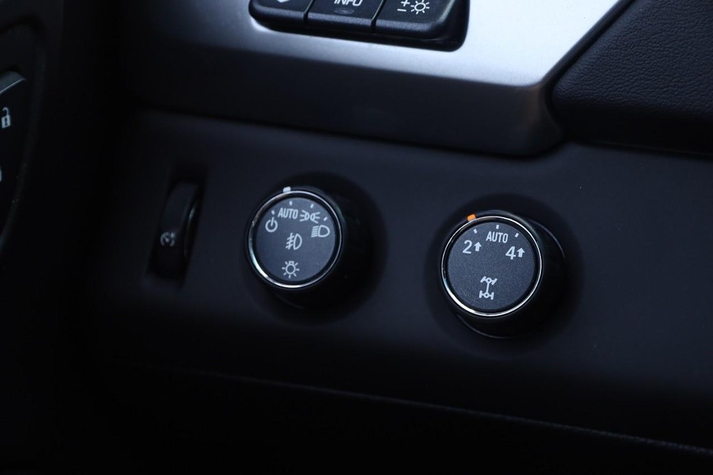 Chevrolet Suburban Vehicle Full-screen Gallery Image 21