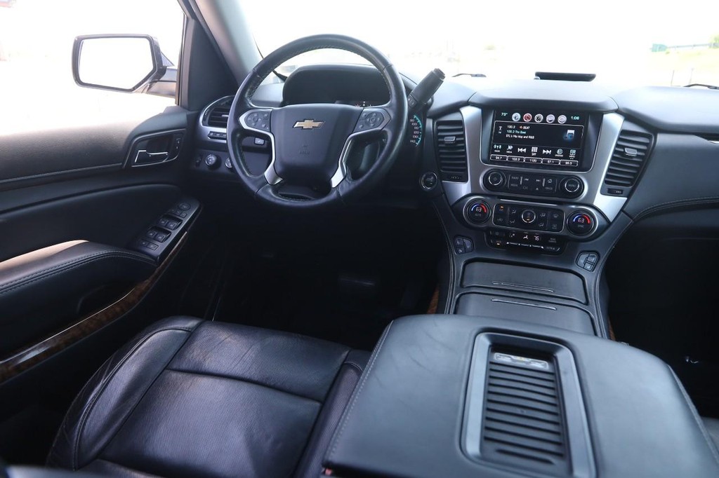 Chevrolet Suburban Vehicle Full-screen Gallery Image 23