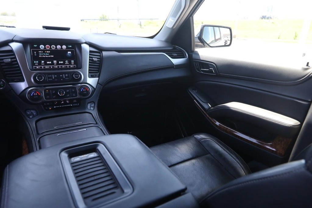 Chevrolet Suburban Vehicle Full-screen Gallery Image 26