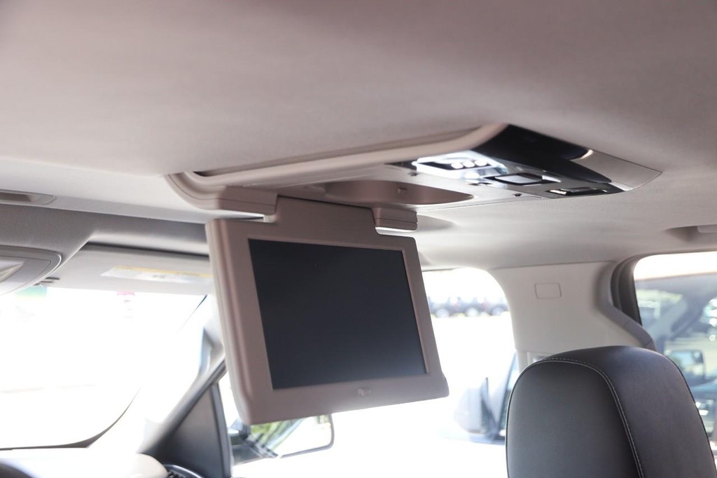 Chevrolet Suburban Vehicle Full-screen Gallery Image 29