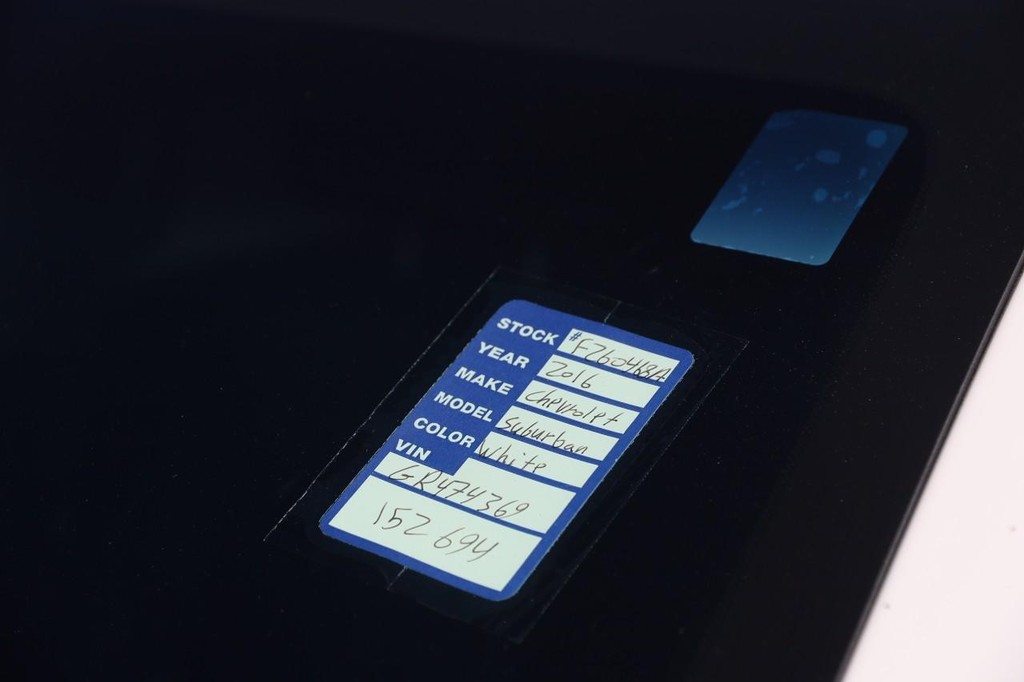 Chevrolet Suburban Vehicle Full-screen Gallery Image 30