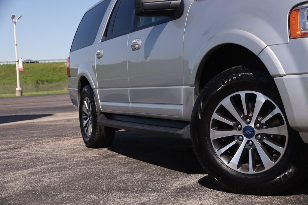 Ford Expedition EL Vehicle Full-screen Gallery Image 2