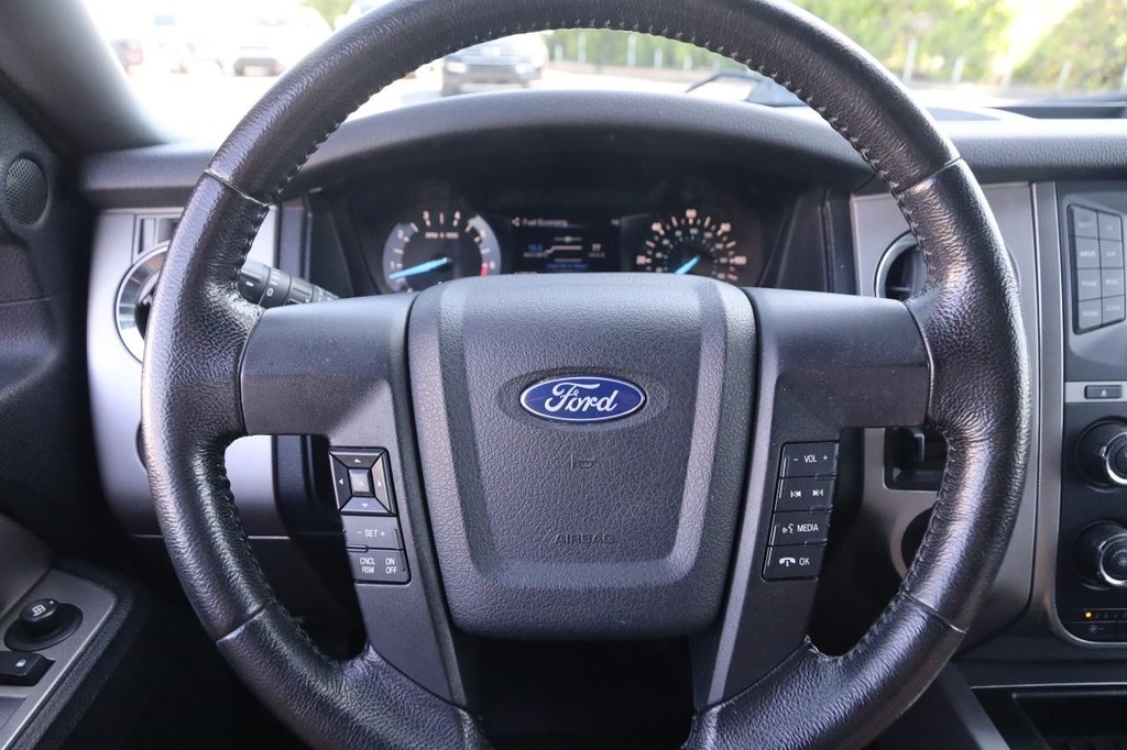 Ford Expedition EL Vehicle Full-screen Gallery Image 12