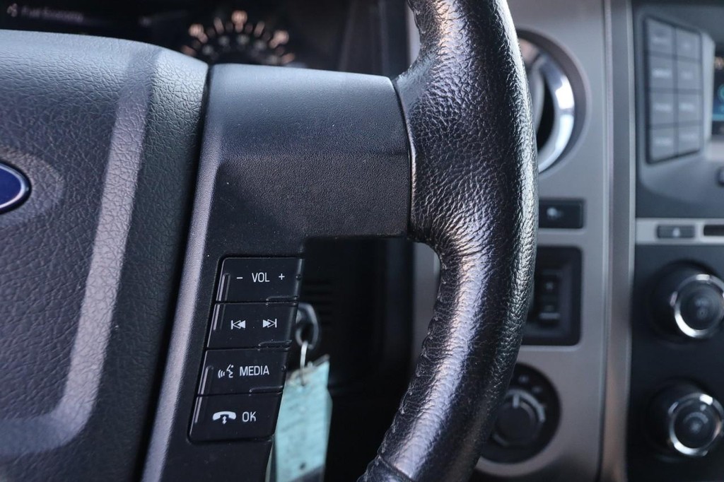 Ford Expedition EL Vehicle Full-screen Gallery Image 14