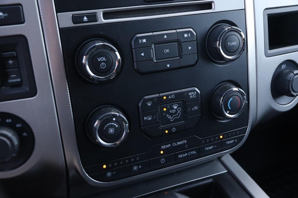 Ford Expedition EL Vehicle Full-screen Gallery Image 19