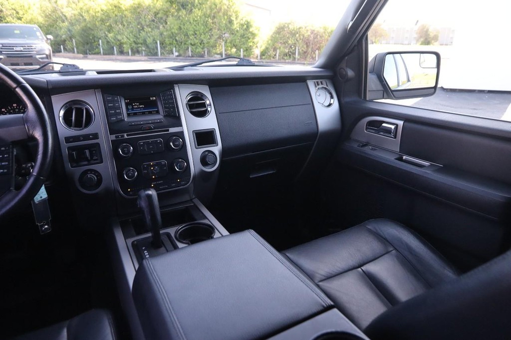 Ford Expedition EL Vehicle Full-screen Gallery Image 25