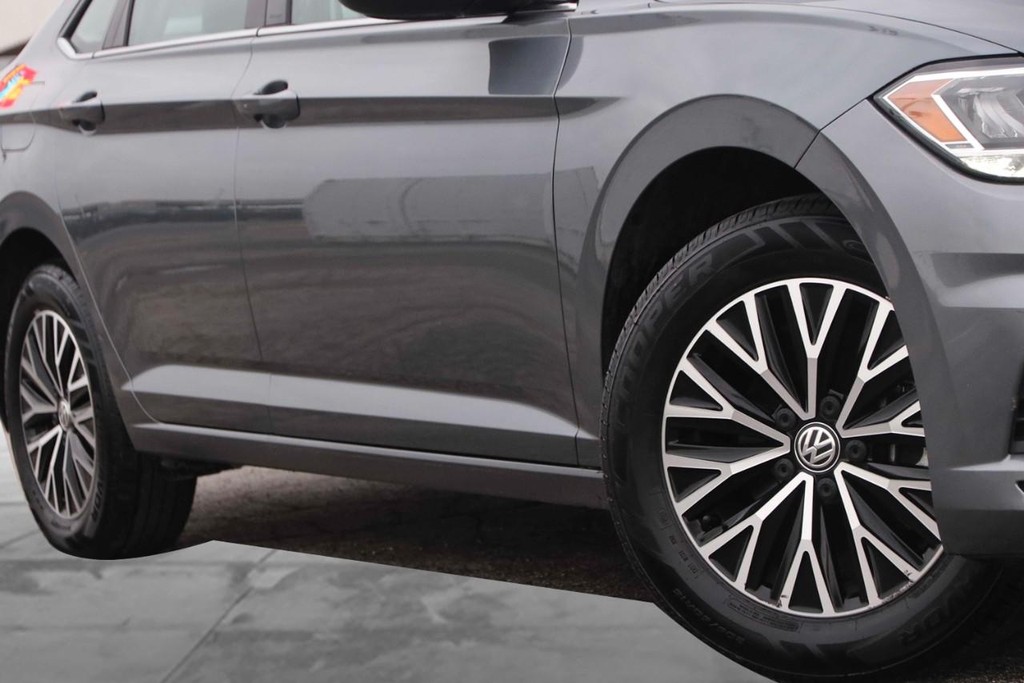 Volkswagen Jetta Vehicle Full-screen Gallery Image 3