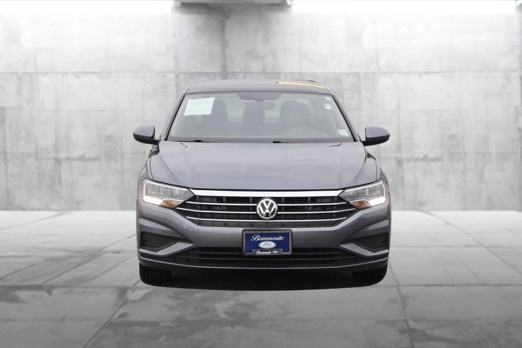 Volkswagen Jetta Vehicle Full-screen Gallery Image 4
