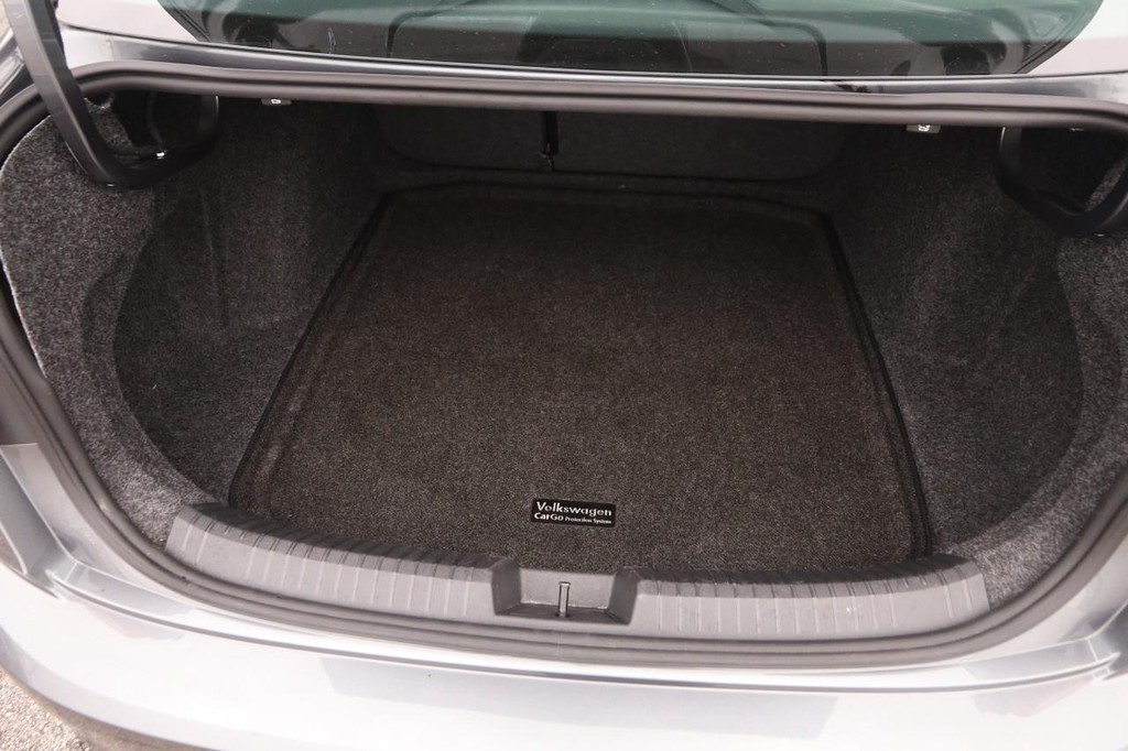 Volkswagen Jetta Vehicle Full-screen Gallery Image 7