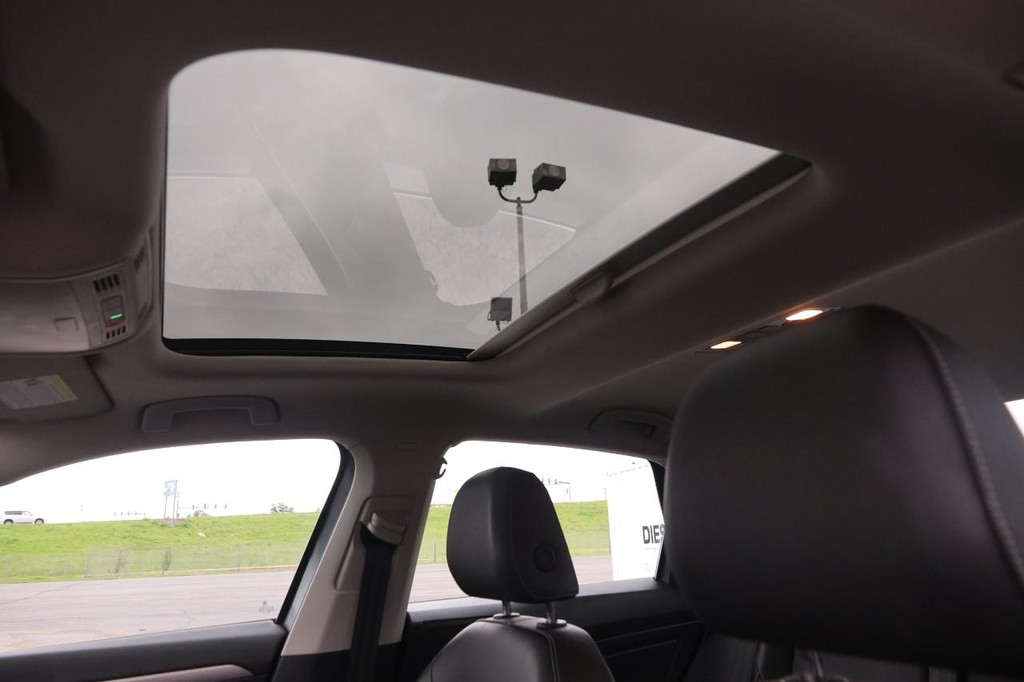 Volkswagen Jetta Vehicle Full-screen Gallery Image 8