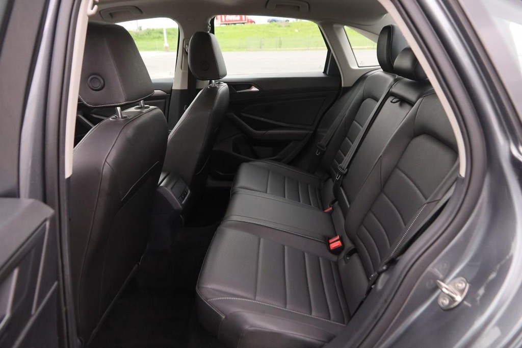 Volkswagen Jetta Vehicle Full-screen Gallery Image 10