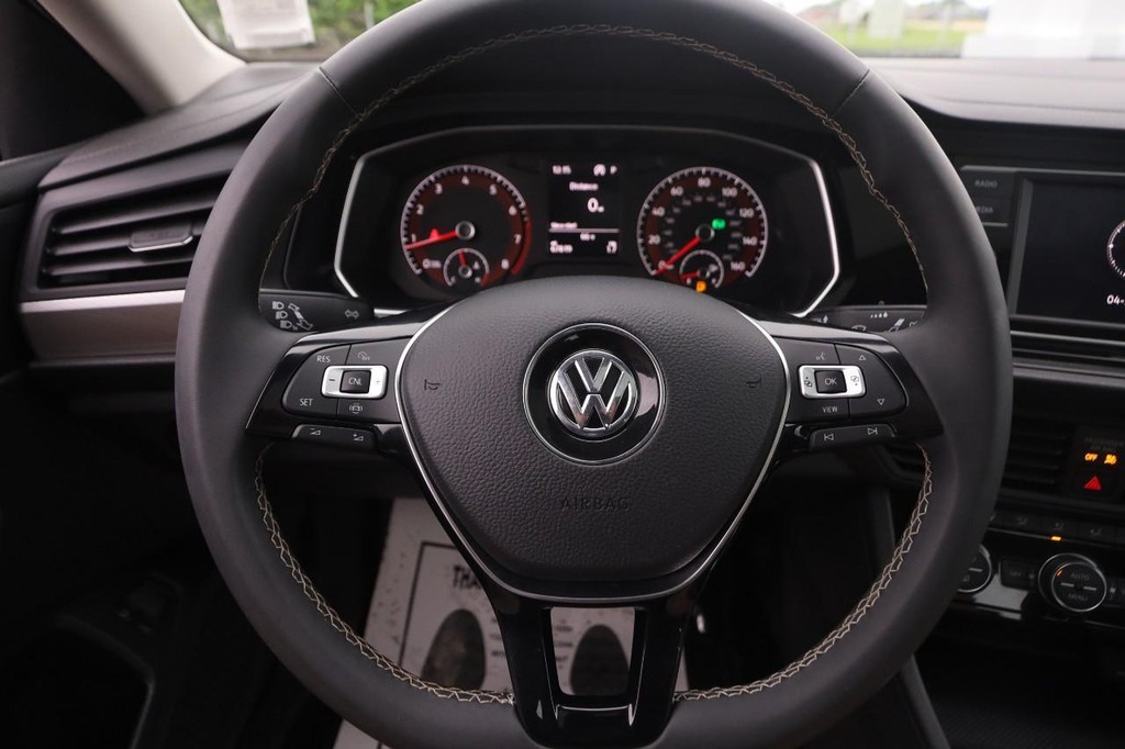 Volkswagen Jetta Vehicle Full-screen Gallery Image 11