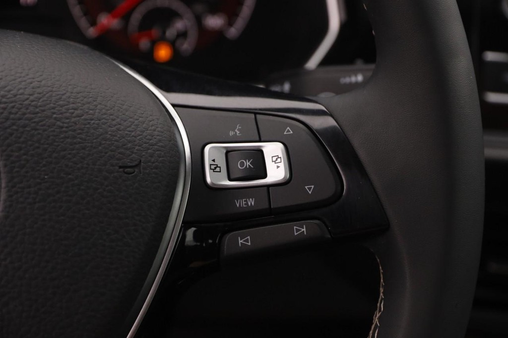 Volkswagen Jetta Vehicle Full-screen Gallery Image 13