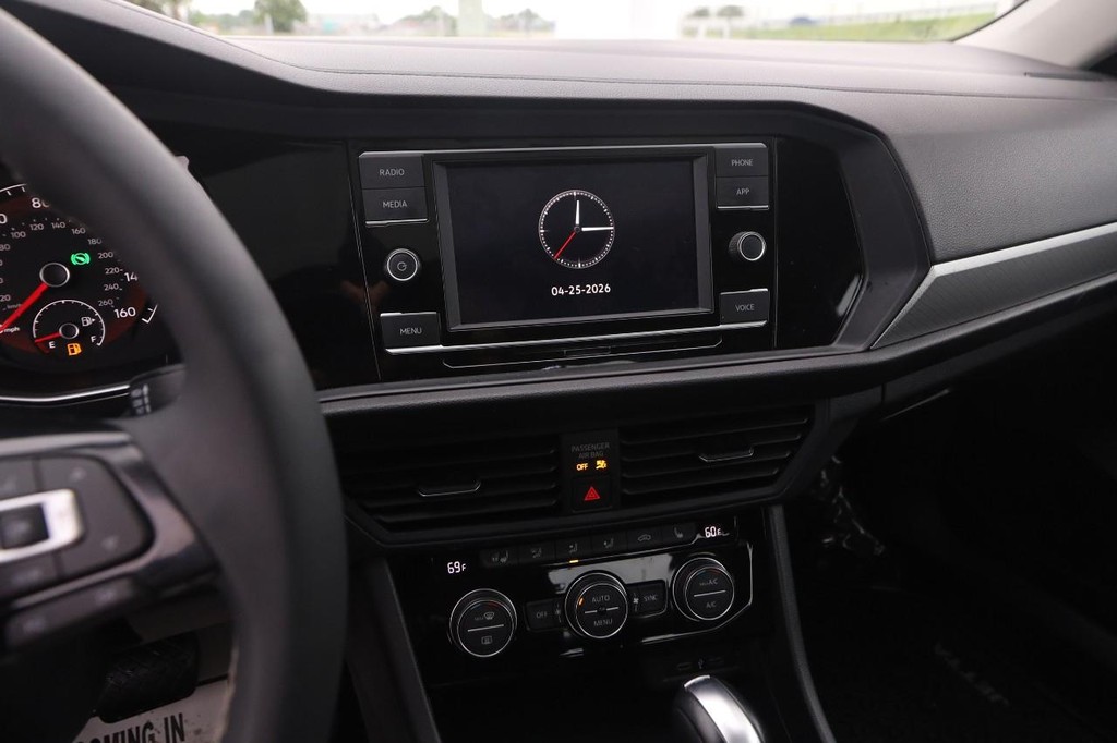 Volkswagen Jetta Vehicle Full-screen Gallery Image 16