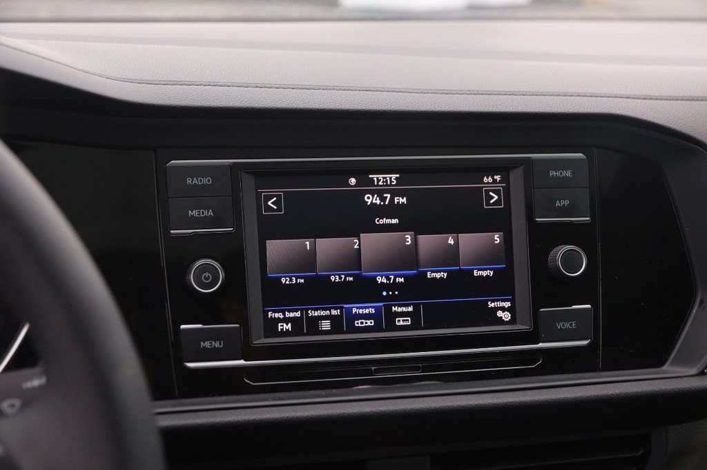 Volkswagen Jetta Vehicle Full-screen Gallery Image 17