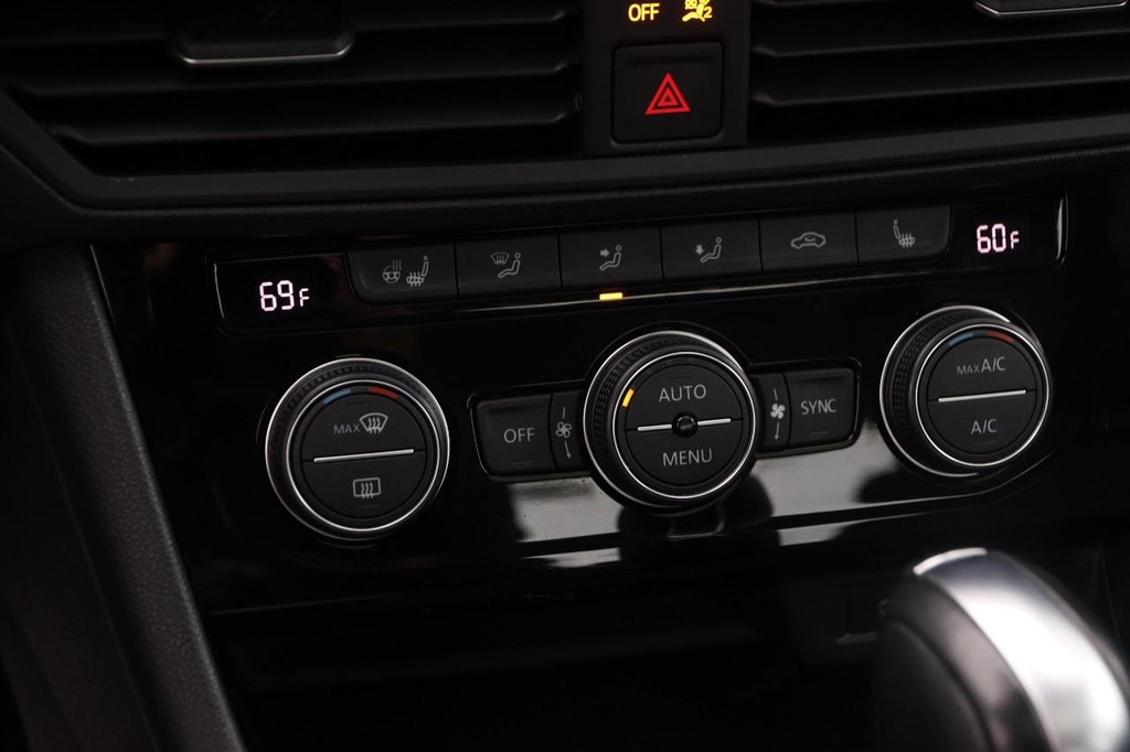 Volkswagen Jetta Vehicle Full-screen Gallery Image 19