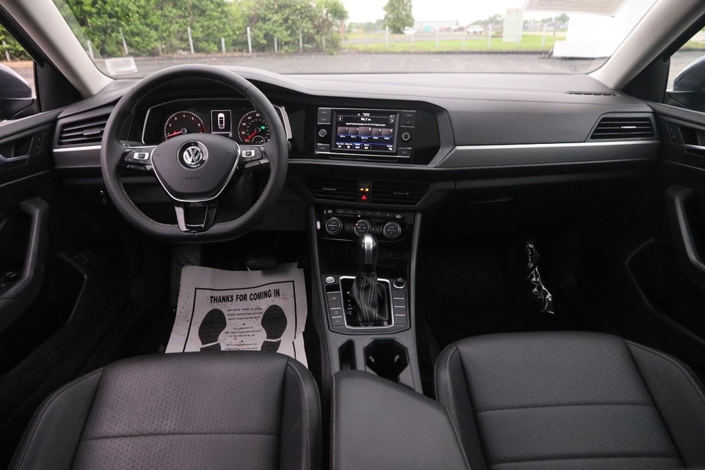 Volkswagen Jetta Vehicle Full-screen Gallery Image 22