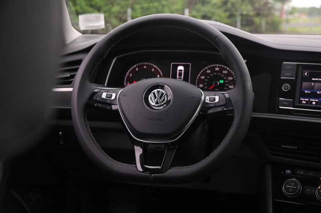 Volkswagen Jetta Vehicle Full-screen Gallery Image 24