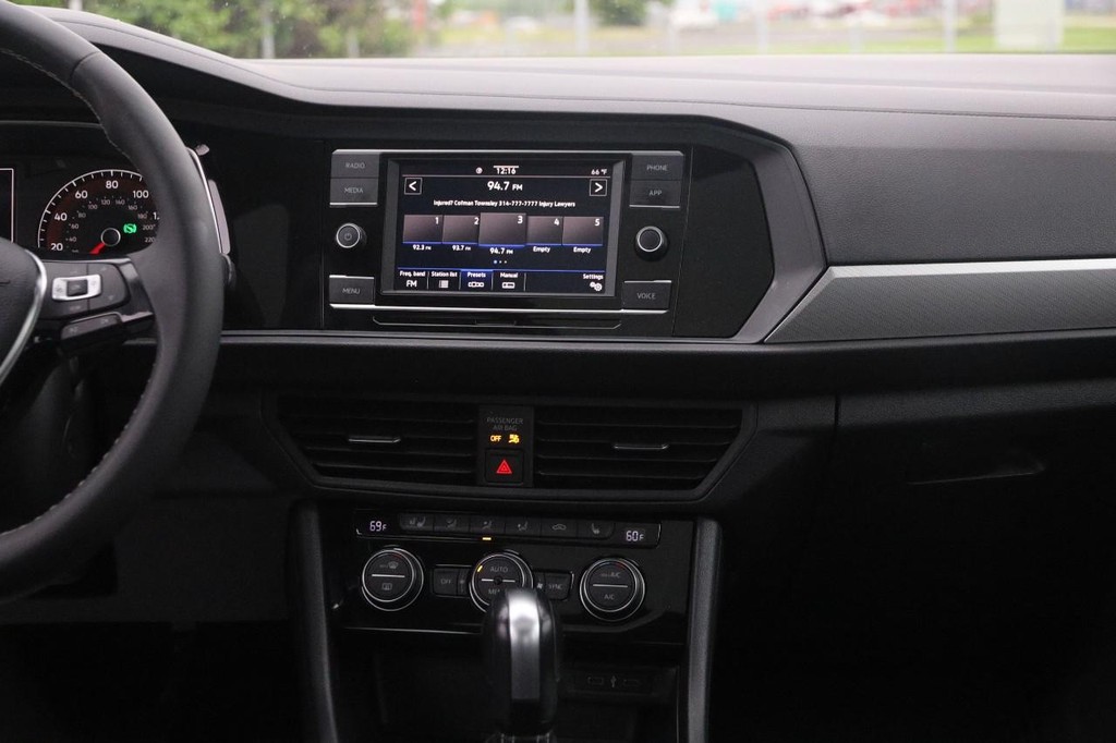 Volkswagen Jetta Vehicle Full-screen Gallery Image 25