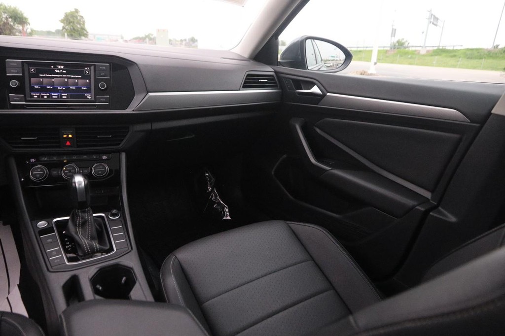 Volkswagen Jetta Vehicle Full-screen Gallery Image 26