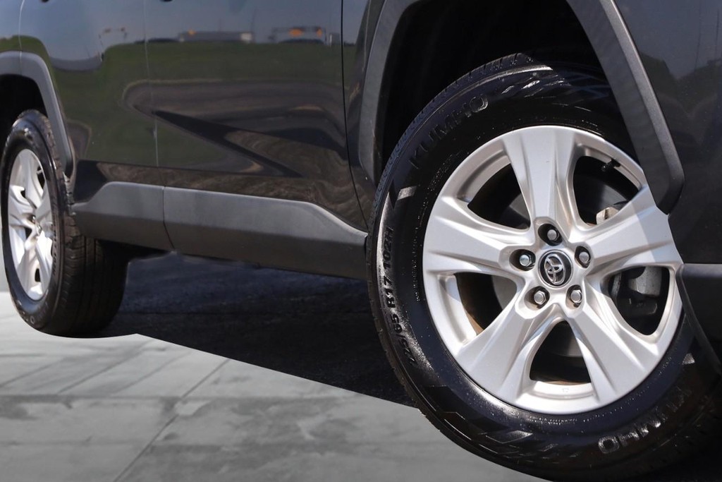 Toyota RAV4 Vehicle Full-screen Gallery Image 3