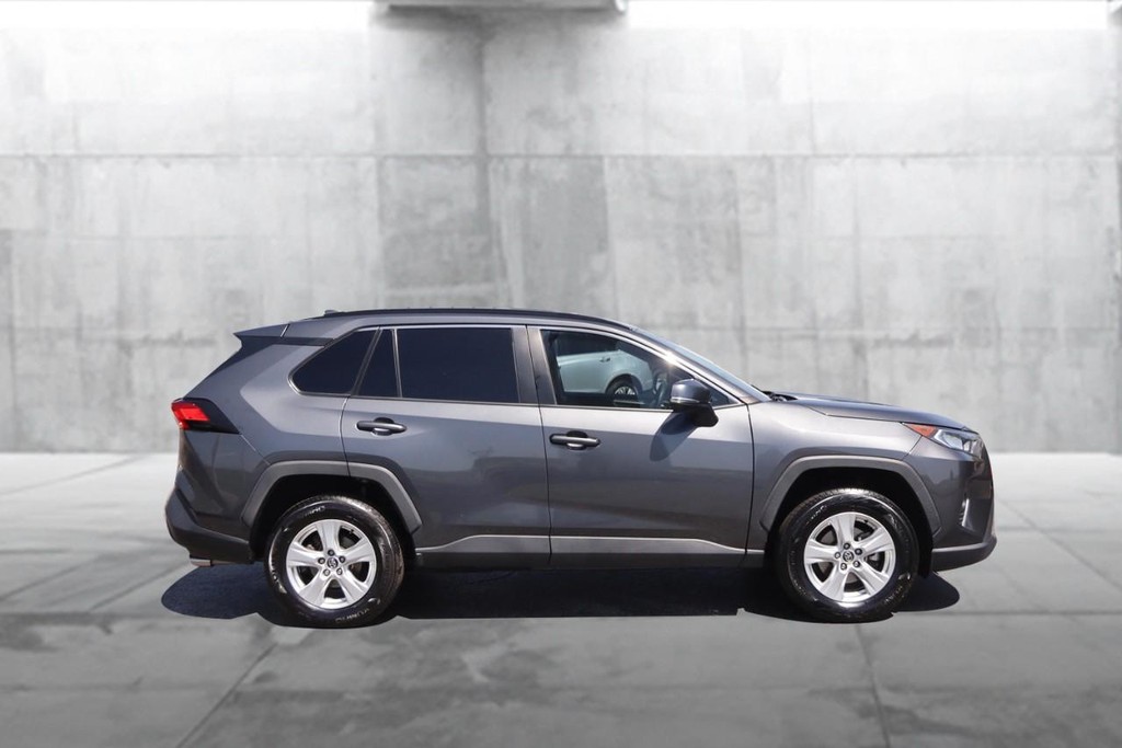 Toyota RAV4 Vehicle Full-screen Gallery Image 5