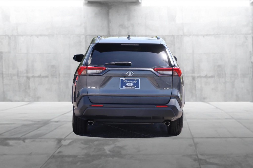 Toyota RAV4 Vehicle Full-screen Gallery Image 6