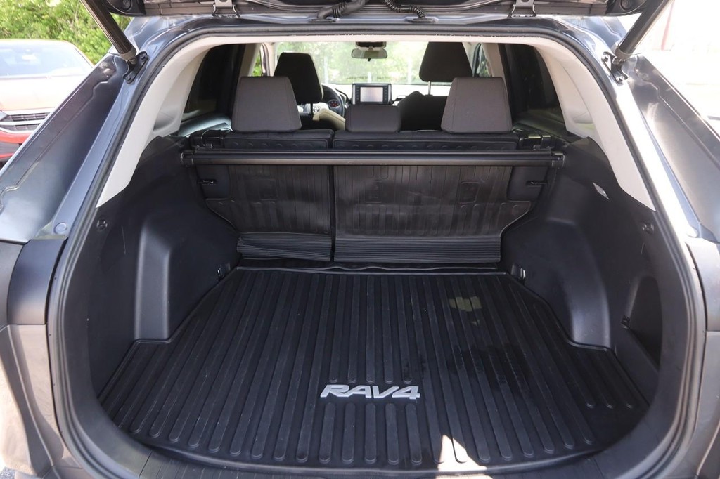 Toyota RAV4 Vehicle Full-screen Gallery Image 7