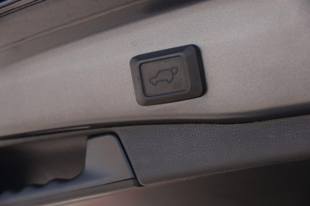 Toyota RAV4 Vehicle Full-screen Gallery Image 8