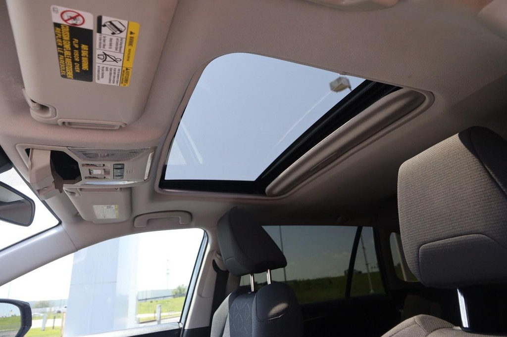 Toyota RAV4 Vehicle Full-screen Gallery Image 9
