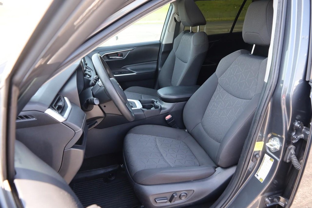 Toyota RAV4 Vehicle Full-screen Gallery Image 10