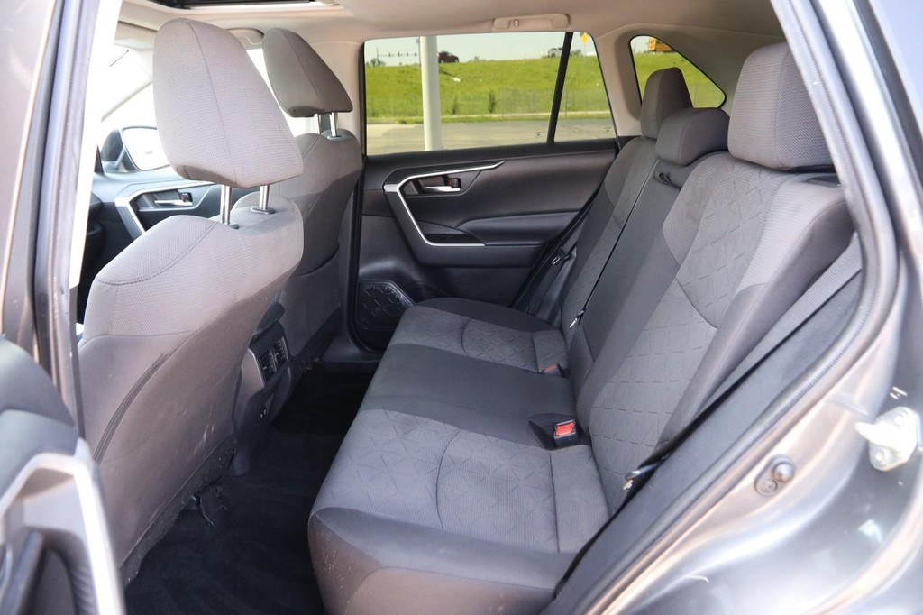 Toyota RAV4 Vehicle Full-screen Gallery Image 11