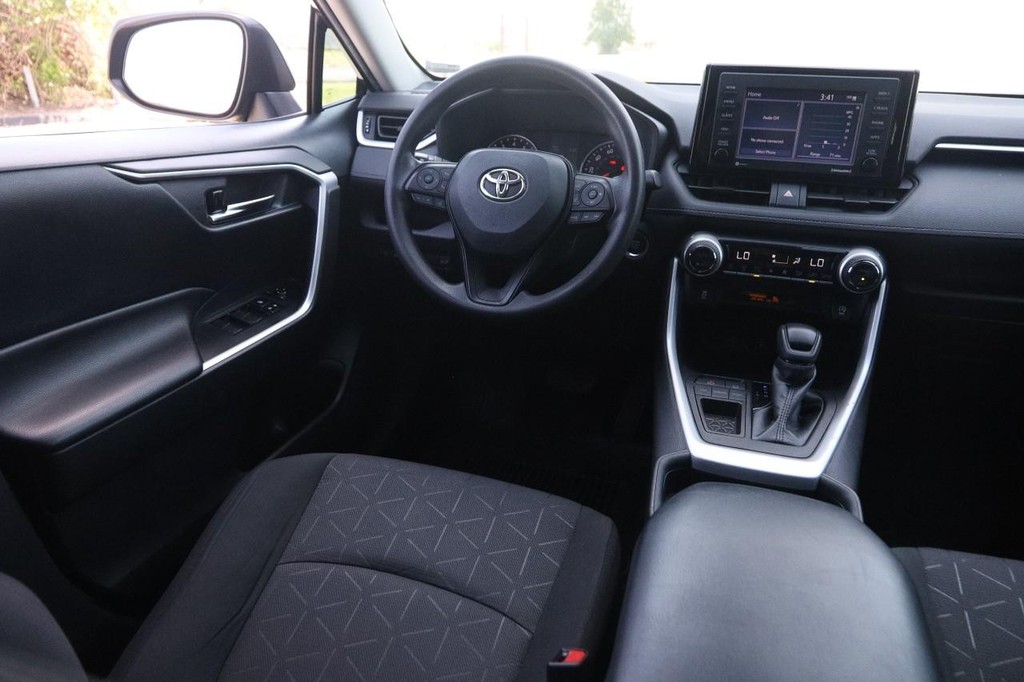 Toyota RAV4 Vehicle Full-screen Gallery Image 24