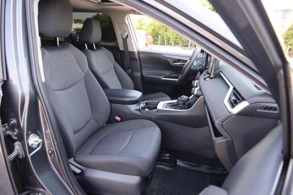 Toyota RAV4 Vehicle Full-screen Gallery Image 28