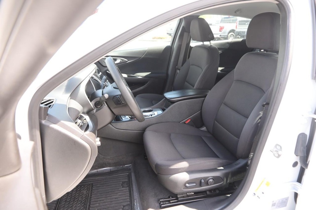 Chevrolet Malibu Vehicle Image 08