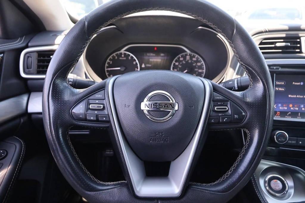 Nissan Maxima Vehicle Image 10