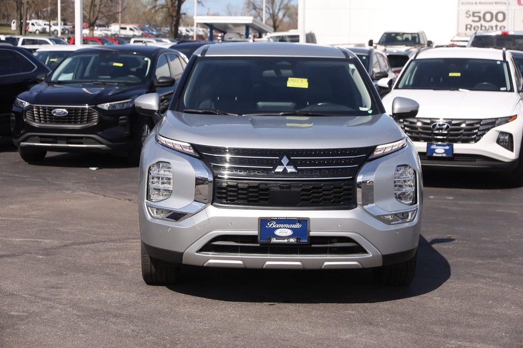 Mitsubishi Outlander Vehicle Full-screen Gallery Image 4