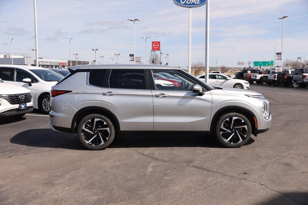 Mitsubishi Outlander Vehicle Full-screen Gallery Image 5