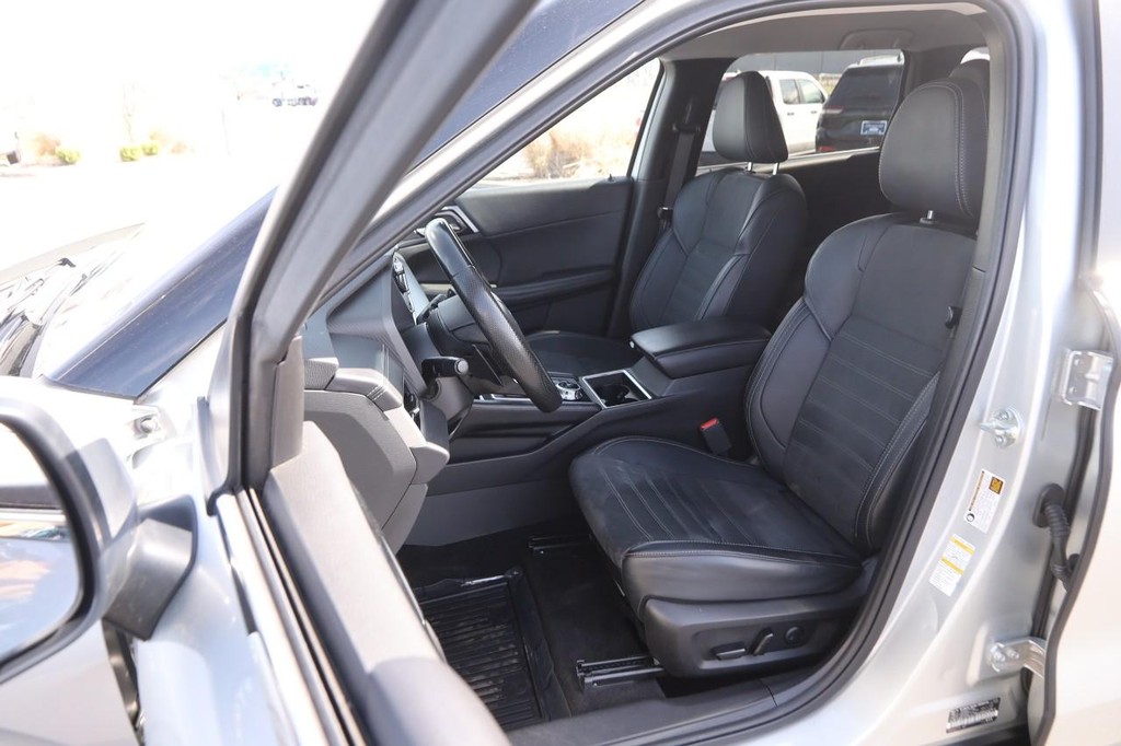 Mitsubishi Outlander Vehicle Full-screen Gallery Image 9