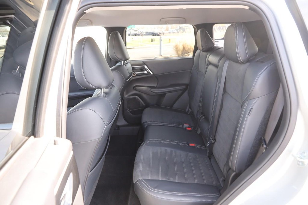 Mitsubishi Outlander Vehicle Full-screen Gallery Image 10