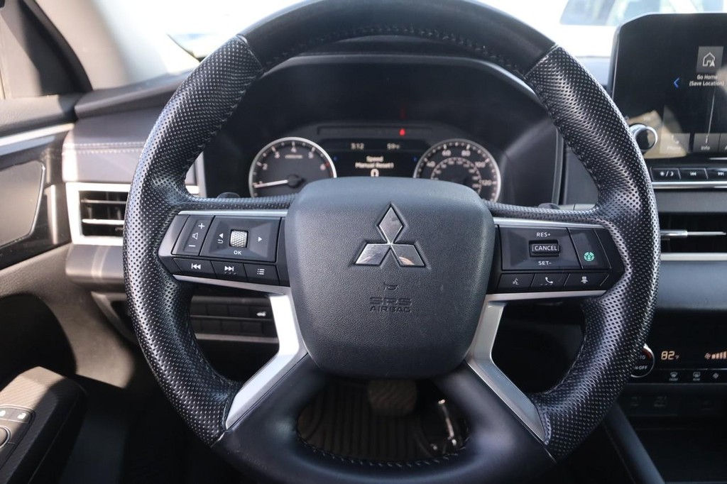 Mitsubishi Outlander Vehicle Full-screen Gallery Image 12