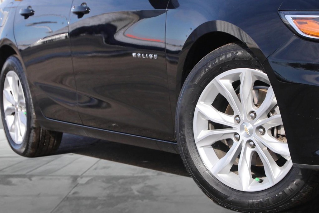Chevrolet Malibu Vehicle Full-screen Gallery Image 3