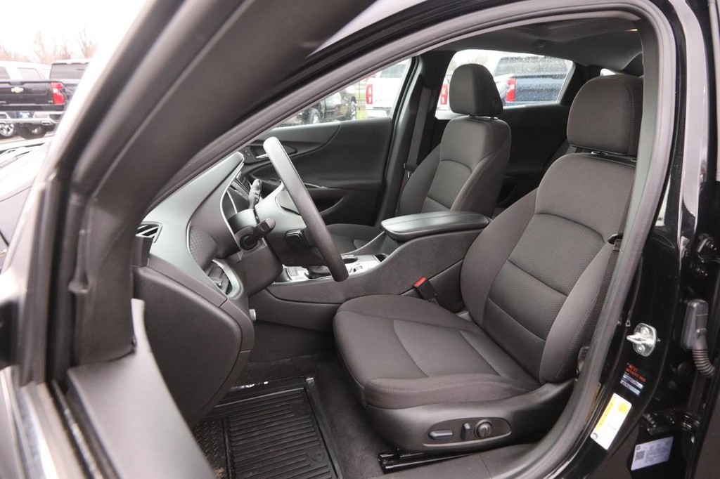 Chevrolet Malibu Vehicle Full-screen Gallery Image 8